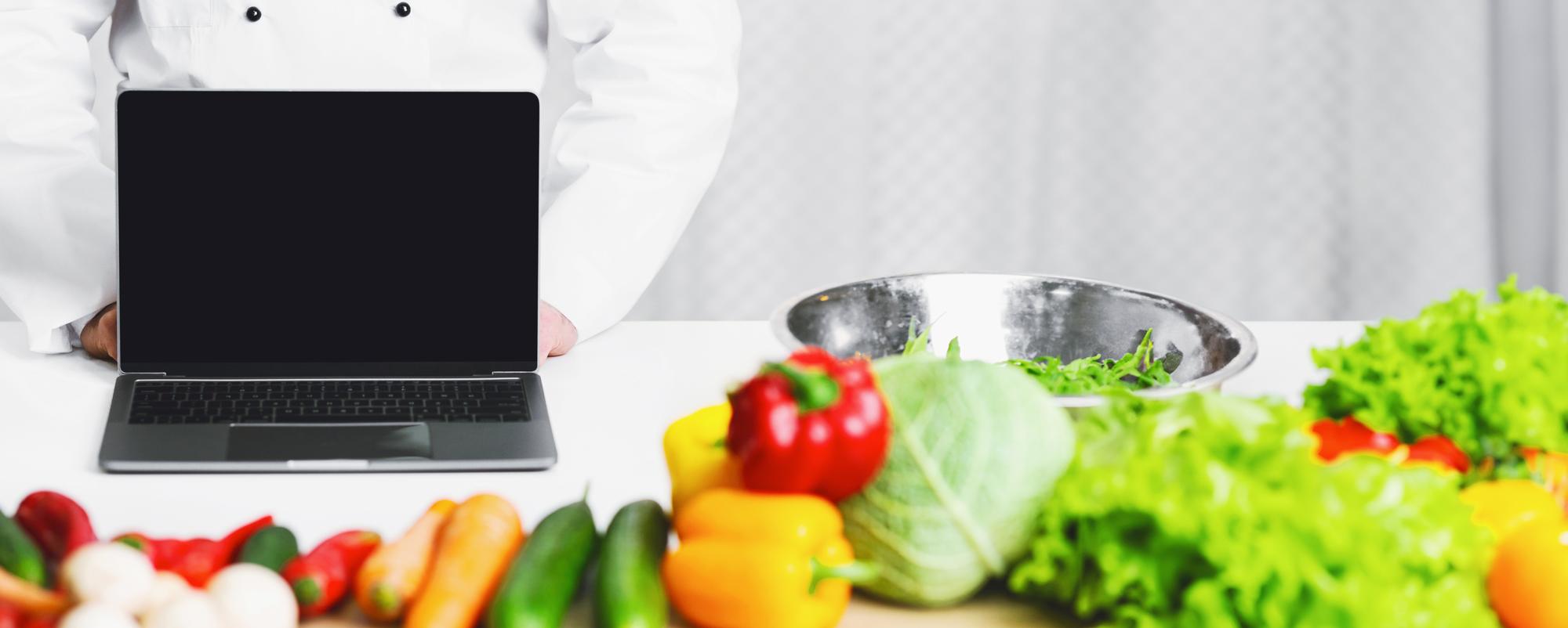 Banco cucina professionale con ingredienti e strumenti